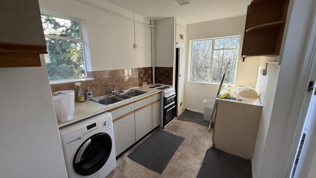 Lot: 118 - VACANT FLAT IN POPULAR TOWN CENTRE LOCATION - Inside image of kitchen